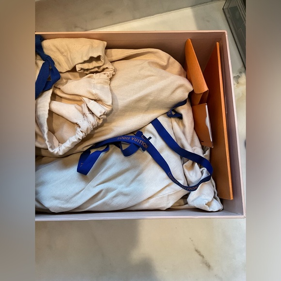 π― % AUTHENTIC LOUIS VUITTON RUN AWAY SNEAKER β€οΈβπ₯β€οΈβπ₯β€οΈβπ₯ - Picture 10 of 13